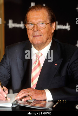 Buch, Bond, beste, Kopf geschossen, Schauspieler, britischen, BOND AUF BOND, Film, TV, Bühne,, Sir Roger Moore Buch "Bond auf Bond" Bond James Bond 007 Beste <Harrods londonactor, Stockfoto