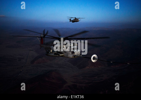 Ein US-Marinekorps CH-53E Super Stallion-Hubschrauber erhält Kraftstoff aus einem Flugzeug der Luftwaffe HC-130J Bekämpfung König II während aer Stockfoto