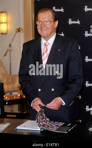 Buch, Bond, beste, Kopf geschossen, Schauspieler, britischen, BOND AUF BOND, Film, TV, Bühne,, Sir Roger Moore Buch "Bond auf Bond" Bond James Bond 007 Beste <Harrods londonactor, Stockfoto