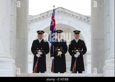 US-Soldaten mit den USA 3. Infanterie-Regiment Ehrengarde auf dem Nationalfriedhof Arlington in Arlington, VA., während Standby Stockfoto