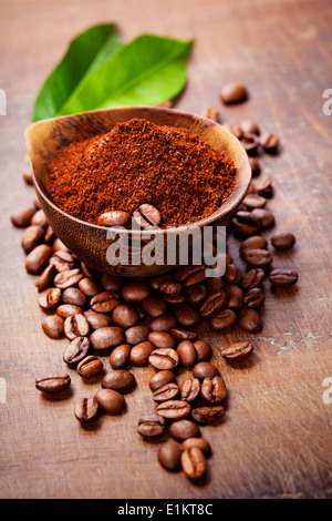 Holzschale mit gemahlenem Kaffee auf Holztisch Stockfoto