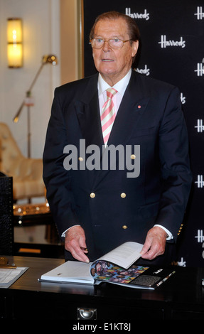 Buch, Bond, beste, Kopf geschossen, Schauspieler, britischen, BOND AUF BOND, Film, TV, Bühne,, Sir Roger Moore Buch "Bond auf Bond" Bond James Bond 007 Beste <Harrods londonactor, Stockfoto