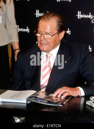 Buch, Bond, beste, Kopf geschossen, Schauspieler, britischen, BOND AUF BOND, Film, TV, Bühne,, Sir Roger Moore Buch "Bond auf Bond" Bond James Bond 007 Beste <Harrods londonactor, Stockfoto