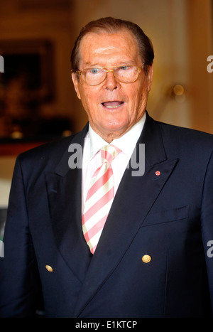 Buch, Bond, beste, Kopf geschossen, Schauspieler, britischen, BOND AUF BOND, Film, TV, Bühne,, Sir Roger Moore Buch "Bond auf Bond" Bond James Bond 007 Beste <Harrods londonactor, Stockfoto