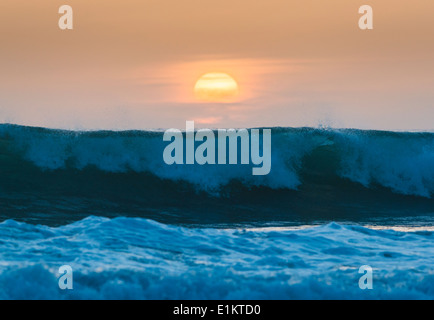 Sonnenuntergang über einer Welle. Tarifa, Cádiz, Costa De La Luz, Andalusien, Spanien. Stockfoto