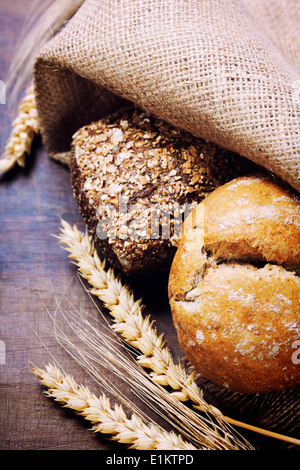 Frisch gebackenes Brot auf Holztisch Stockfoto