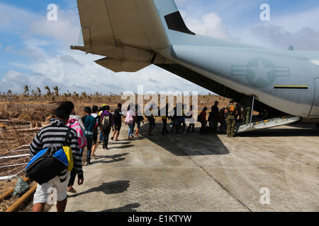 Philippinische Taifun Haiyan betroffenen Bürgerinnen und Bürger an Bord ein U.S. Marine Corps KC-130J Super Hercules-Flugzeuge in Guiuan, Philippinen Stockfoto