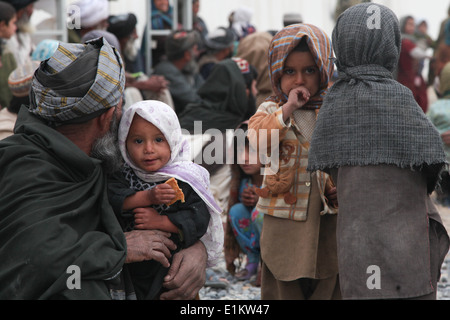 Eine afghanische Familie wartet darauf, von Afghan National Army (ANA) Sanitäter bei einem ANA-Hilfe-Center in Panjwai Bezirk, Kandaha betreut Stockfoto