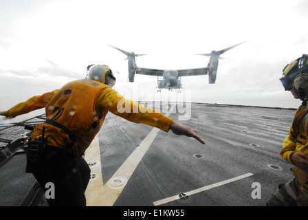 US Marine Bootsmann der 3. Klasse Brian Sherlock, eine Landung Stellwerkswärter meldete Mate, leitet die erste Landung einer Marine c Stockfoto