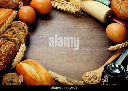 Brot und Zutaten Frame auf Holztisch Stockfoto