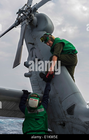 US Marine Aviation Maschinist Mate 2. Klasse Daniel Bannish, rechts, und Luftfahrt Maschinist Mate 3. Klasse Vu Nguyen durchführen Stockfoto