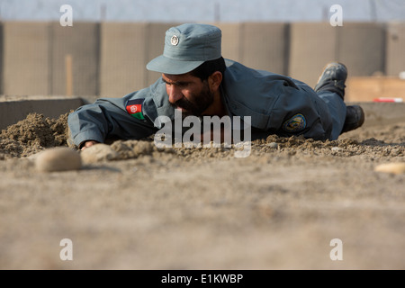 Ein afghanischer Uniform Polizei Offizier trainiert im Lashkar Gah Training Center in der Provinz Helmand, Afghanistan, 25. November 2013. Stu Stockfoto