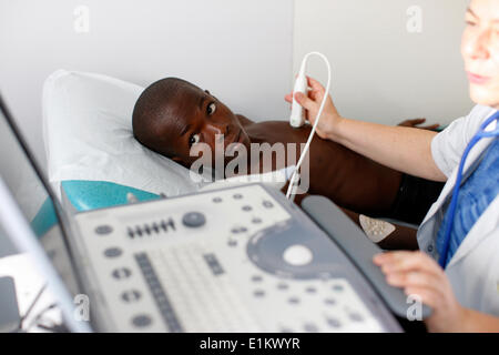 Haitianische Kind mit einer kardialen Fehlbildungen behandelt in einem französischen Krankenhaus durch Surgeons of Hope Stockfoto