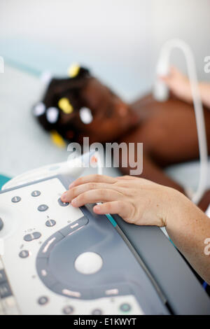 Haitianische Kind mit einer kardialen Fehlbildungen behandelt in einem französischen Krankenhaus durch Surgeons of Hope Stockfoto