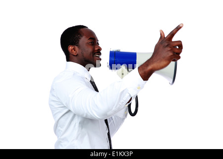 Afrikanischer Mann schreien durch ein Megaphon isoliert auf weißem Hintergrund Stockfoto