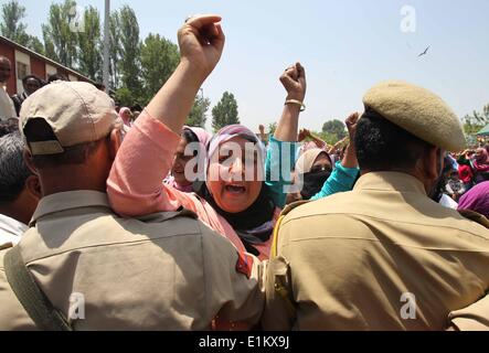 Srinagar, Kaschmir Indien kontrollierten. 6. Juni 2014. Arbeitnehmerinnen von Indien kontrollierten Kaschmir soziale Wohlfahrtsabteilung Handgemenge mit der indischen Polizei während einer Protestaktion in Srinagar, Sommer in der Hauptstadt von Indien kontrollierten Kaschmir, 6. Juni 2014. Dutzende von Regierungsangestellten von Sozialhilfe Abteilung Protest für Regularisierung ihrer Arbeitsplätze und Gehalt zu erhöhen. Bildnachweis: Javed Dar/Xinhua/Alamy Live-Nachrichten Stockfoto