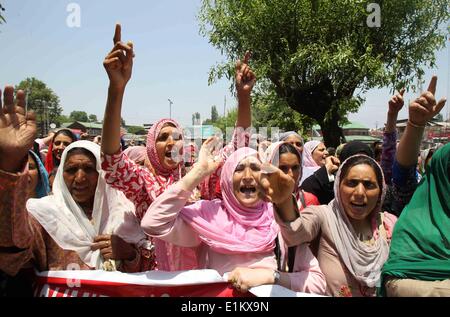 Srinagar, Kaschmir Indien kontrollierten. 6. Juni 2014. Arbeitnehmerinnen von Indien kontrollierten Kaschmir soziale Wohlfahrtsabteilung schreien Parolen während einer Protestaktion in Srinagar, Sommer in der Hauptstadt von Indien kontrollierten Kaschmir, 6. Juni 2014. Dutzende von Regierungsangestellten von Sozialhilfe Abteilung Protest für Regularisierung ihrer Arbeitsplätze und Gehalt zu erhöhen. Bildnachweis: Javed Dar/Xinhua/Alamy Live-Nachrichten Stockfoto