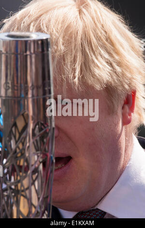 London, UK. 6. Juni 2014. Bürgermeister von London Boris Johnson mit der Commonwealth Games Königin Schlagstock begrüßt er das Relais nach London. Bildnachweis: Paul Davey/Alamy Live-Nachrichten Stockfoto