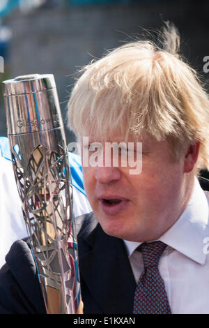 London, UK. 6. Juni 2014. Bürgermeister von London Boris Johnson mit der Commonwealth Games Königin Schlagstock begrüßt er das Relais nach London. Bildnachweis: Paul Davey/Alamy Live-Nachrichten Stockfoto