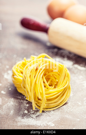 Die hausgemachten Pasta auf Holztisch Stockfoto