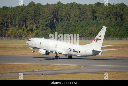 Ein US-Marine P-8A Poseidon zugewiesen, Patrol Squadron (VP) 16 Abflug Naval Air Station Jacksonville, Florida, November 29, 2 Stockfoto