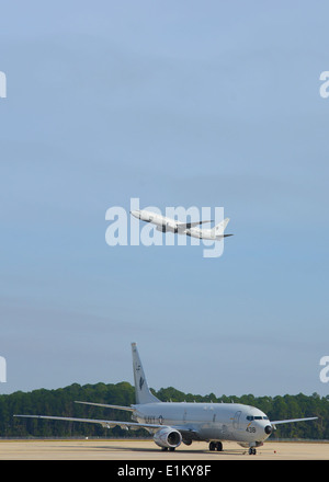 Ein US-Marine P-8A Poseidon Flugzeuge zugeordnet, Patrol Squadron (VP) 16 startet vom Naval Air Station Jacksonville, Florida, Dez. Stockfoto