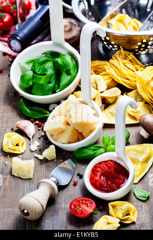 Frische Pasta und italienischen Zutaten auf Holzbrett Stockfoto