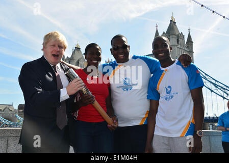 London, UK. 6. Juni 2014. Bürgermeister von London Boris Johnson zusammen mit Olympic, World AnCommonwealth Champion Christine Ohuruogu MBE und Schulkinder heute Fototermin vor der City Hall in London. Bildnachweis: Siehe Li/Alamy Live News Stockfoto