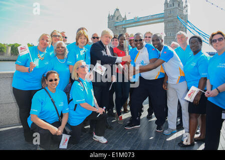 London, UK. 6. Juni 2014. Bürgermeister von London Boris Johnson zusammen mit Olympic, World AnCommonwealth Champion Christine Ohuruogu MBE und Schulkinder heute Fototermin vor der City Hall in London. Bildnachweis: Siehe Li/Alamy Live News Stockfoto