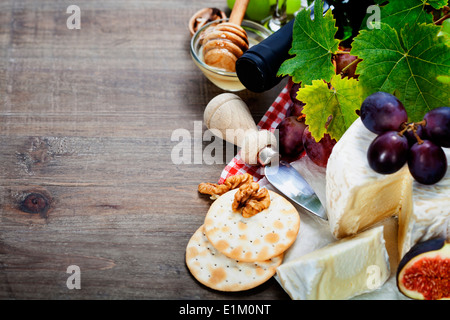 Wein, Trauben und Käse auf hölzernen Hintergrund Stockfoto