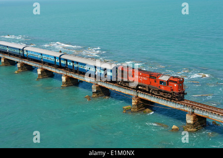 Indien, Tamil Nadu, Rameswaram, trainieren die Brücke zur Insel Rameswaram Stockfoto