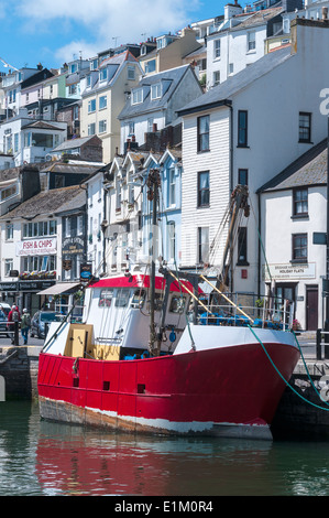 festgemachten Trawler in Brixham, Devon, Techniker, Maschinen, Werkzeug, Tag, Engineering, mechanisieren, Erwachsene, privat, Beruf, vertikale, Stockfoto