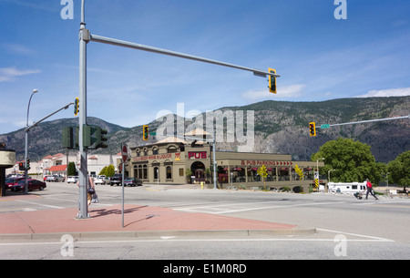 Pub und kaltes Bier und Vinothek in South Okanagan Stadt Osoyoos, Britisch-Kolumbien, Kanada. Straßenkreuzung. Stockfoto