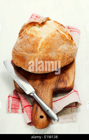 Brot auf weißem Hintergrund Stockfoto