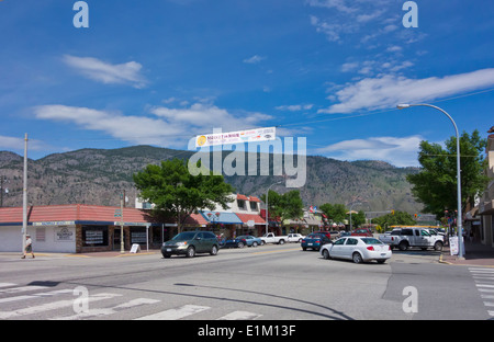 Main Street in der Kleinstadt South Okanagan von Osoyoos, Britisch-Kolumbien, Kanada. Geschäfte, Läden, Restaurants und Autos. Stockfoto