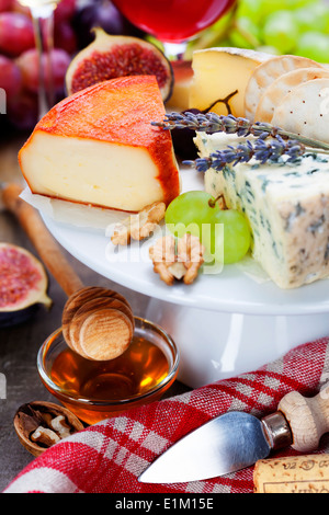 Wein und Käse-Platte - Nahaufnahme Bild Stockfoto