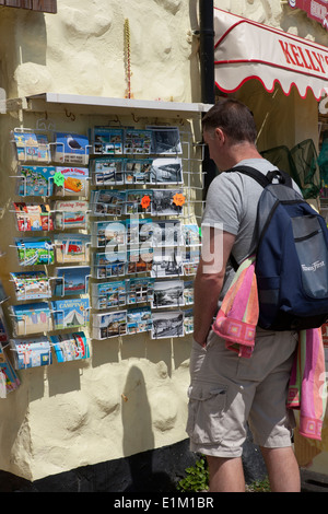 Postkarten auf dem Bürgersteig drausen ein Geschenke-Shop in der kornischen Küste Stadt Mevagissey Stockfoto