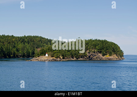 Leuchtturm auf einer der südlichen Gulf Islands. Wald und felsigen Ufer. British Columbia, CA Stockfoto