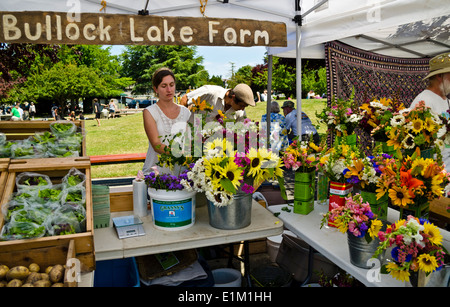Produzieren und Blume Verkäufer von Bullock Lake Farm, bei den Salt Spring Island Samstagsmarkt. British Columbia, Kanada Stockfoto