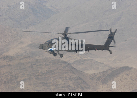 US Army 1st Lt. Steven Kinney und Chief Warrant Officer 2 Daniel Reinhardt, beide AH-64 Apache Helikopter-Piloten, C zugewiesen Stockfoto