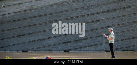 Berlin, Deutschland. 6. Juni 2014. Ein Mann fischt in der Wand-Brunnen in Ivalidenpark in Berlin, Deutschland, 6. Juni 2014. Foto: HANNIBAL/Dpa/Alamy Live News Stockfoto