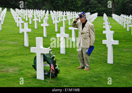 Leslie Palmer Cruise Jr., ein Veteran US Armee des zweiten Weltkrieges ist eine Hommage an einen gefallenen Kameraden während einer Gedenkfeier zum 70. Jahrestag des d-Day am Lorraine American Cemetery 5. Juni 2014 in St. Avold, Frankreich. Cruise war ein Fallschirmjäger mit Hotelgesellschaft, 505. Fallschirm-Infanterie-Regiment, 82. US-Luftlandedivision und gehörten zu den d-Day in der Luft-Angriff. Stockfoto