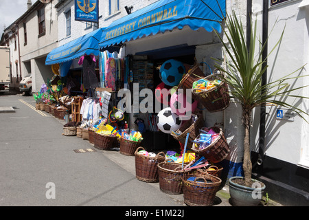 Waren auf dem Bürgersteig drausen ein Tourist-Geschenke-Shop in der kornischen Küste Stadt Mevagissey Stockfoto