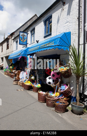 Waren auf dem Bürgersteig drausen ein Tourist-Geschenke-Shop in der kornischen Küste Stadt Mevagissey Stockfoto