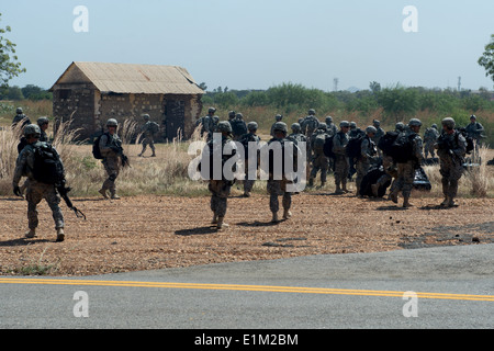 US-Soldaten verlassen zusammen mit Ostafrika Response Force Soldaten, eine US Luftwaffe c-130 Hercules-Flugzeuge in Juba, Sudan, Stockfoto