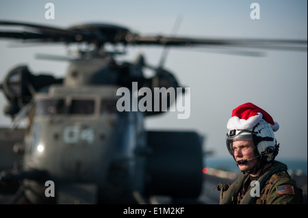 US Navy Marine Aircrewman (Hubschrauber) 3. Klasse Tyler Abbott, zugewiesen, Hubschrauber Mine Gegenmaßnahmen Squadron (HM) 15, w Stockfoto