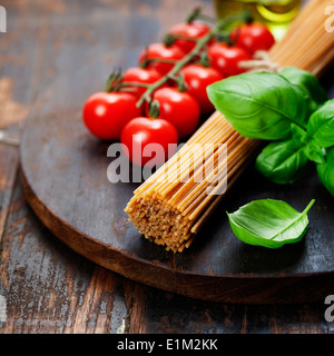 Spaghetti und Tomaten mit Kräutern auf einer alten und Vintage Holztisch Stockfoto