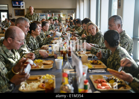 U.S. Navy Vice Admiral Robin Braun, spricht vierter von rechts, der Chef der Marine Reserve, mit einer Gruppe von Navy chief petty offi Stockfoto