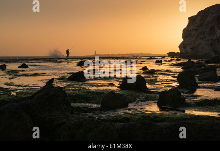 Silhouette eines Fischers in La Caleta. Tarifa, Cádiz, Costa De La Luz, Andalusien, Südspanien, Europa. Stockfoto