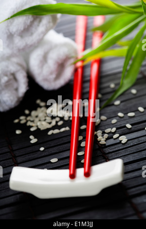 Ess-Stäbchen und Handtücher - orientalischen Stil Tisch servieren Stockfoto
